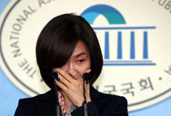 눈물 닦는 민현주