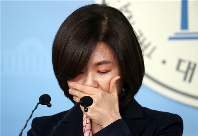 민현주 ‘기자회견 도중 울컥’