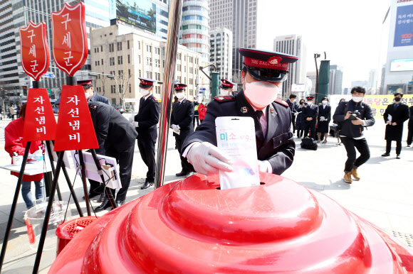 마스크 기부하는 구세군 사관