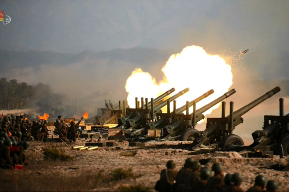 북한 TV, 김정은 포병부대 훈련지도 보도