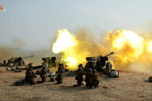 북한 TV, 김정은 포병부대 훈련지도 보도