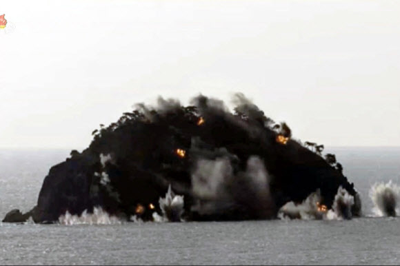 북한 TV, 김정은 포병부대 훈련지도 보도…‘명중’ 과시