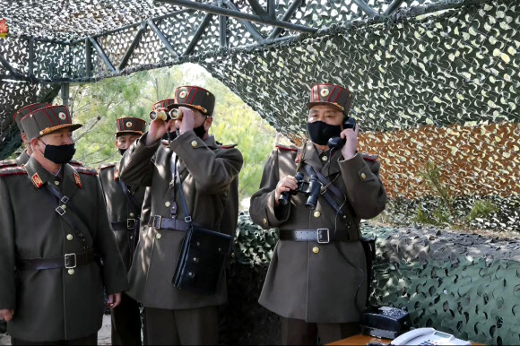 김정은 위원장 지시받는 군 간부들