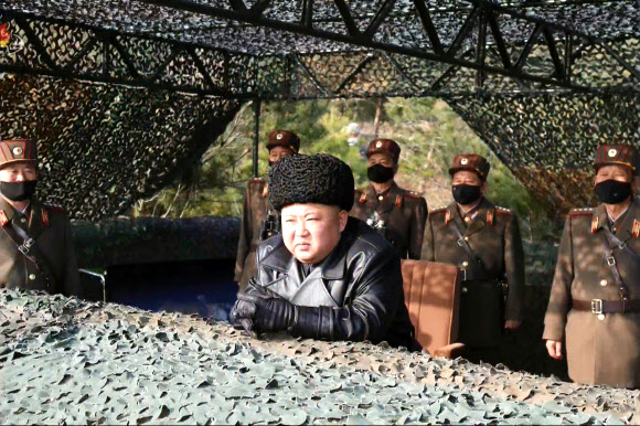 김정은 제외, 군 간부들만 마스크 착용