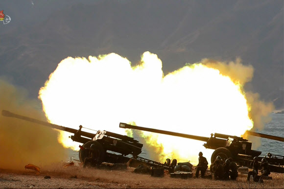 북한 TV, 김정은 포병부대 훈련지도 보도