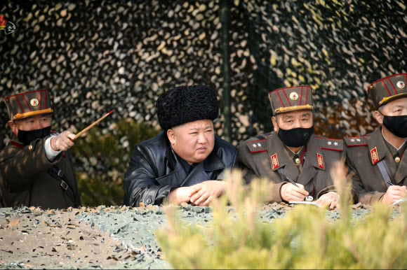 포병부대 훈련 지켜보는 김정은
