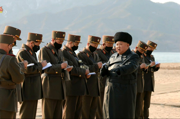 김정은 지시 받아적는 북한 군 간부들