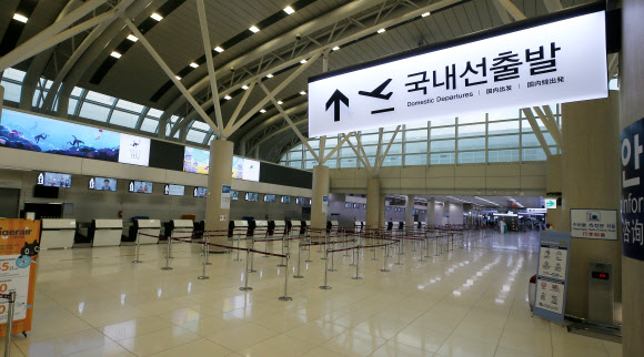 14일 오전 제주국제공항 국제선 출발 대합실이 신종 코로나바이러스(코로나19) 여파로 썰렁한 모습을 보이고 있다. 2020.3.14  연합뉴스