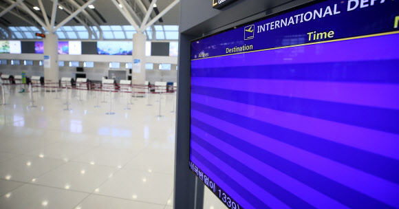 14일 오전 제주국제공항 국제선 출발 대합실이 신종 코로나바이러스(코로나19) 여파로 썰렁한 모습을 보이고 있다. 2020.3.14  연합뉴스