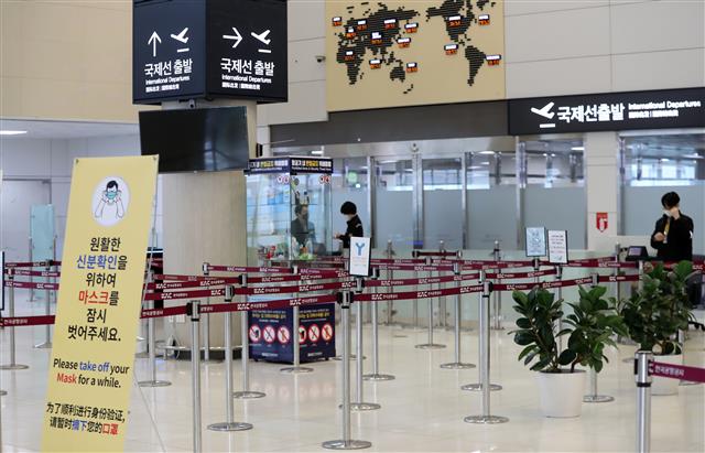 신종 코로나바이러스 감염증(코로나19) 여파로 제주국제공항 국제선 항공편 수가 0편을 기록한 14일 오전 제주공항 국제선 출국장이 한산한 모습을 보이고 있다.2020.3.14 뉴스1