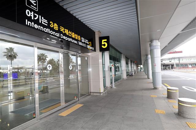 신종 코로나바이러스 감염증(코로나19) 여파로 제주국제공항 국제선 항공편 수가 0편을 기록한 14일 오전 제주공항 국제선 출발 게이트가 한산한 모습을 보이고 있다.2020.3.14 뉴스1