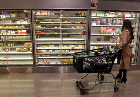 신종 코로나바이러스 감염증(코로나19) 확산으로 불안에 빠진 소비자들이 사재기에 나선 탓에 13일(현지시간) 미국 로스앤젤레스 중심가의 한 슈퍼마켓 매장이 비어 있다. UPI 연합뉴스