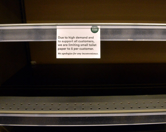 신종 코로나바이러스 감염증(코로나19) 확산으로 불안에 빠진 소비자들이 사재기에 나선 탓에 13일(현지시간) 미국 로스앤젤레스 중심가의 한 슈퍼마켓 매장이 비어 있다. UPI 연합뉴스