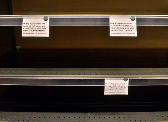 신종 코로나바이러스 감염증(코로나19) 확산으로 불안에 빠진 소비자들이 사재기에 나선 탓에 13일(현지시간) 미국 로스앤젤레스 중심가의 한 슈퍼마켓 매장이 비어 있다. UPI 연합뉴스