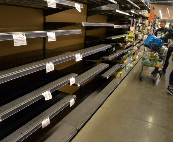 신종 코로나바이러스 감염증(코로나19) 확산으로 불안에 빠진 소비자들이 사재기에 나선 탓에 13일(현지시간) 미국 로스앤젤레스 중심가의 한 슈퍼마켓 매장이 비어 있다. UPI 연합뉴스