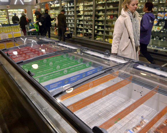 신종 코로나바이러스 감염증(코로나19) 확산으로 불안에 빠진 소비자들이 사재기에 나선 탓에 13일(현지시간) 미국 로스앤젤레스 중심가의 한 슈퍼마켓 매장이 비어 있다. UPI 연합뉴스