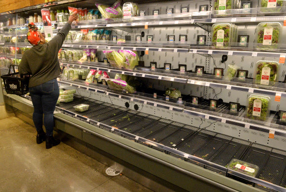 신종 코로나바이러스 감염증(코로나19) 확산으로 불안에 빠진 소비자들이 사재기에 나선 탓에 13일(현지시간) 미국 로스앤젤레스 중심가의 한 슈퍼마켓 매장이 비어 있다. UPI 연합뉴스