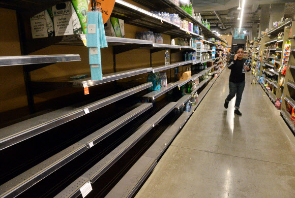 신종 코로나바이러스 감염증(코로나19) 확산으로 불안에 빠진 소비자들이 사재기에 나선 탓에 13일(현지시간) 미국 로스앤젤레스 중심가의 한 슈퍼마켓 매장이 비어 있다. UPI 연합뉴스