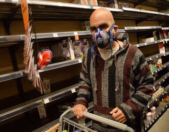 신종 코로나바이러스 감염증(코로나19) 확산으로 불안에 빠진 소비자들이 사재기에 나선 탓에 13일(현지시간) 미국 로스앤젤레스 중심가의 한 슈퍼마켓 매장이 비어 있다. UPI 연합뉴스