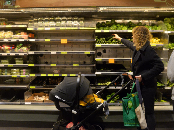 신종 코로나바이러스 감염증(코로나19) 확산으로 불안에 빠진 소비자들이 사재기에 나선 탓에 13일(현지시간) 미국 로스앤젤레스 중심가의 한 슈퍼마켓 매장이 비어 있다. UPI 연합뉴스