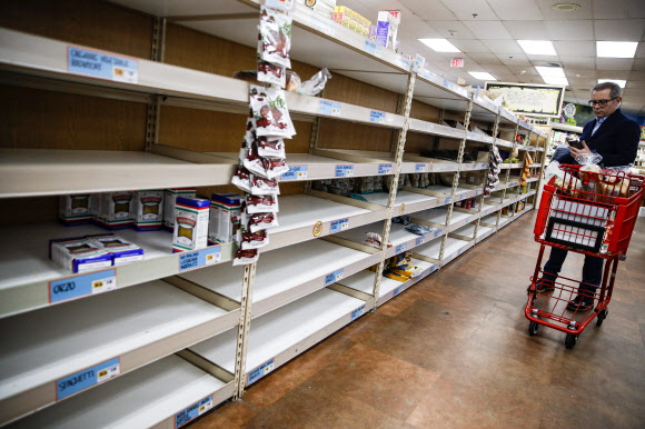 신종 코로나바이러스 감염증(코로나19) 확산으로 불안에 빠진 소비자들이 사재기에 나선 탓에 13일(현지시간) 미국 뉴욕주 라치몬트에 있는 슈퍼마켓 매장이 텅 비어 있다. AP 연합뉴스