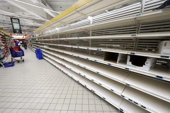 신종 코로나바이러스 감염증(코로나19) 확산으로 불안에 빠진 소비자들이 사재기에 나선 탓에 13일(현지시간) 모나코의 까르푸 슈퍼마켓이 텅 비어 있다. 로이터 연합뉴스