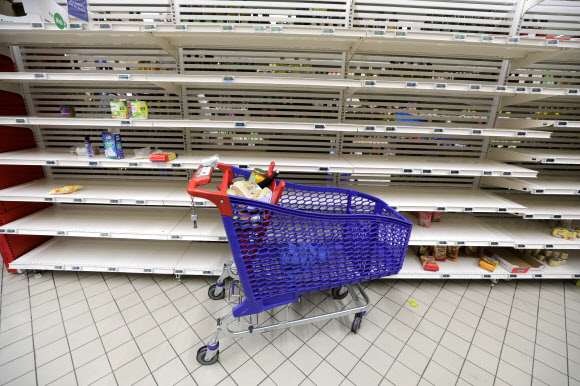 신종 코로나바이러스 감염증(코로나19) 확산으로 불안에 빠진 소비자들이 사재기에 나선 탓에 13일(현지시간) 모나코의 까르푸 슈퍼마켓이 텅 비어 있다. 로이터 연합뉴스