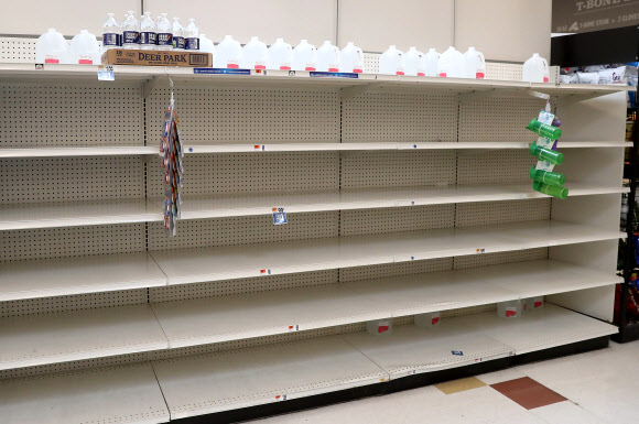 13일(현지시간) 미국 메릴랜드 주 던커크에 신종 코로나바이러스 감염증(코로나19) 확산으로 불안에 빠진 소비자들이 사재기에 나선 탓에 슈퍼마켓 매장이 텅 비어 있다. 게티/AFP 연합뉴스