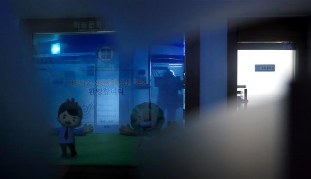 신천지예수교 증거장막성전(신천지) 창립기념일인 14일 폐쇄조치된 경기도 과천시 소재 신천지 본부에 시설폐쇄 안내문과 우편물 도착안내서가 빼곡히 붙어 있다. 신천지는 전날 보도자료를 통해 올해 36주년 창립기념예배는 하지 않는다고 밝혔다. 2020.3.14 뉴스1