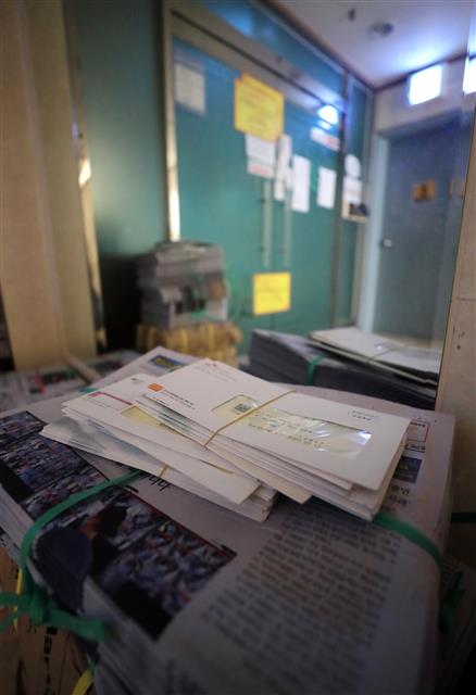 신천지예수교 증거장막성전(신천지) 창립기념일인 14일 폐쇄조치된 경기도 과천시 소재 신천지 본부에 신문과 우편물이 쌓여있다. 신천지는 전날 보도자료를 통해 올해 36주년 창립기념예배는 하지 않는다고 밝혔다. 2020.3.14 뉴스1