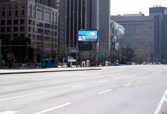 휴일인 14일 서울 세종대로 일대가 신종 코로나 바이러스 감염증(코로나19)과 꽃샘추위 영향으로 차량 통행 없이 한산한 모습을 보이고 있다. 2020.3.14  연합뉴스