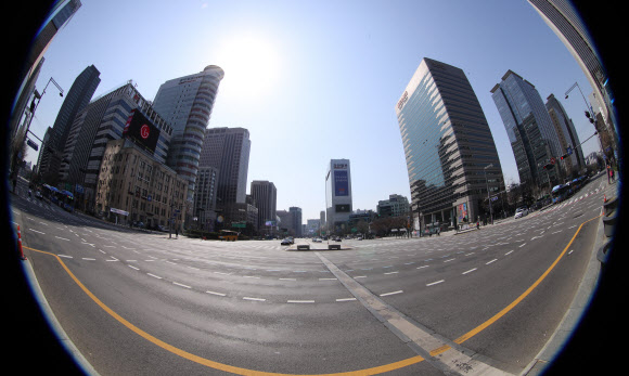휴일인 14일 서울 세종대로 사거리 일대가 신종 코로나 바이러스 감염증(코로나19)과 꽃샘추위 영향으로 차량 통행 없이 한산한 모습을 보이고 있다. 2020.3.14  연합뉴스