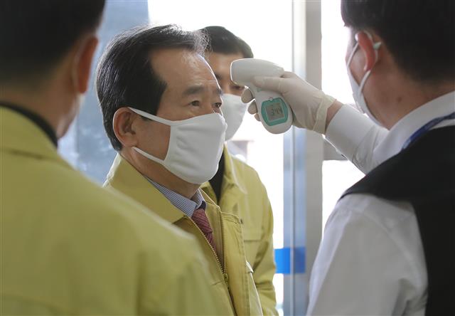 정세균 국무총리가 14일 오전 신종 코로나바이러스 감염증(코로나19) 확진자 진료 지역거점병원인 대구 중구 계명대 대구동산병원 의료진을 격려하기 위해 병원을 찾아 비상대책본부로 들어서며 발열검사를 받고 있다. 2020.3.14 뉴스1