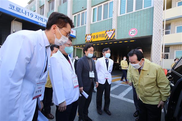 정세균 국무총리가 14일 오전 신종 코로나바이러스 감염증(코로나19) 확진자 진료 지역거점병원인 대구 중구 계명대 대구동산병원을 찾아 의료진을 격려하고 고개 숙여 인사하고 있다. 2020.3.14 뉴스1