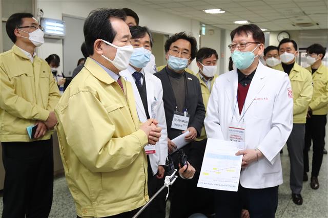 정세균 국무총리가 14일 오전 신종 코로나바이러스 감염증(코로나19) 확진자 진료 지역거점병원인 대구 중구 계명대 대구동산병원을 찾아 비상대책본부에서 의료진의 어려움을 듣고  있다. 2020.3.14 뉴스1