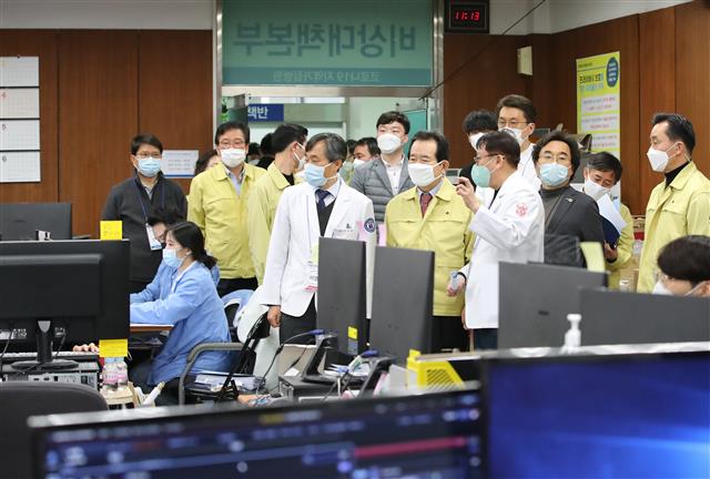 정세균 국무총리가 14일 오전 신종 코로나바이러스 감염증(코로나19) 확진자 진료 지역거점병원인 대구 중구 계명대 대구동산병원을 찾아 비상대책본부 근무현황을 점검하고 있다. 2020.3.14 뉴스1