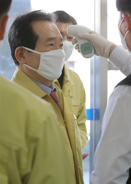 정세균 국무총리가 14일 오전 신종 코로나바이러스 감염증(코로나19) 확진자 진료 지역거점병원인 대구 중구 계명대 대구동산병원 의료진을 격려하기 위해 병원을 찾아 비상대책본부로 들어서며 발열검사를 받고 있다. 2020.3.14 뉴스1