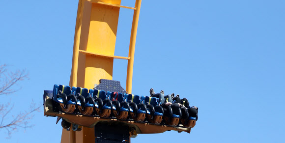 14일 경북 경주시 경주월드에서 시민들이 놀이기구를 즐기고 있다. 경주월드는 신종 코로나바이러스 감염증(코로나19) 예방과 방역을 위해 지난달 24일부터 전날까지 휴장하다가 이날부터 정상 개장을 했다. 2020.3.14  연합뉴스