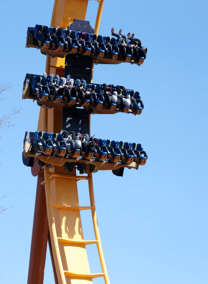 14일 경북 경주시 경주월드에서 시민들이 놀이기구를 즐기고 있다. 경주월드는 신종 코로나바이러스 감염증(코로나19) 예방과 방역을 위해 지난달 24일부터 전날까지 휴장하다가 이날부터 정상 개장을 했다. 2020.3.14  연합뉴스