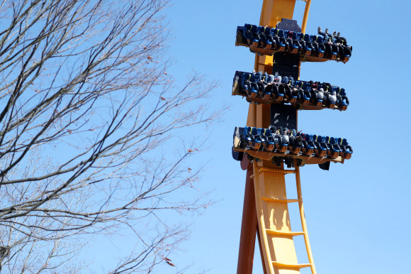 14일 경북 경주시 경주월드에서 시민들이 놀이기구를 즐기고 있다. 경주월드는 신종 코로나바이러스 감염증(코로나19) 예방과 방역을 위해 지난달 24일부터 전날까지 휴장하다가 이날부터 정상 개장을 했다. 2020.3.14  연합뉴스