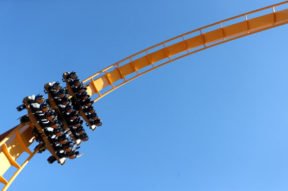 14일 경북 경주시 경주월드에서 시민들이 놀이기구를 즐기고 있다. 경주월드는 신종 코로나바이러스 감염증(코로나19) 예방과 방역을 위해 지난달 24일부터 전날까지 휴장하다가 이날부터 정상 개장을 했다. 2020.3.14  연합뉴스