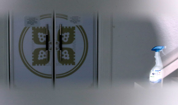 신천지예수교 증거장막성전(신천지) 창립기념일인 14일 경기도 과천시 신천지 예배당 내부에 폐쇄된 문 옆으로 손소독제가 놓여 있다.  신천지는 앞서 보도자료를 통해 올해 36주년 창립기념예배는 하지 않는다고 밝힌 바 있다. 2020.3.14  연합뉴스