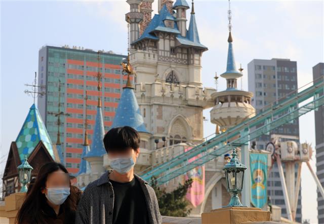 화이트데이인 14일 서울 송파구 롯데월드에서 마스크를 쓴 시민들이 주말 나들이를 즐기고 있다. 2020.3.14 뉴스1