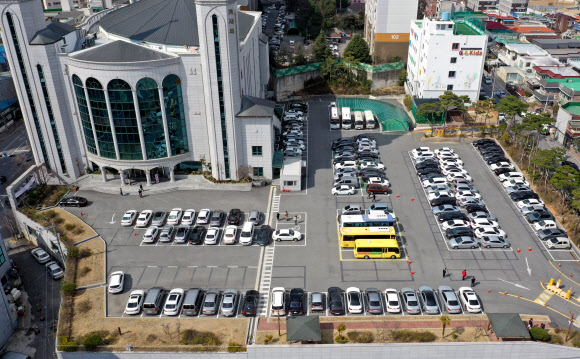 ‘코로나19’ 우려에도 가득찬 교회 주차장