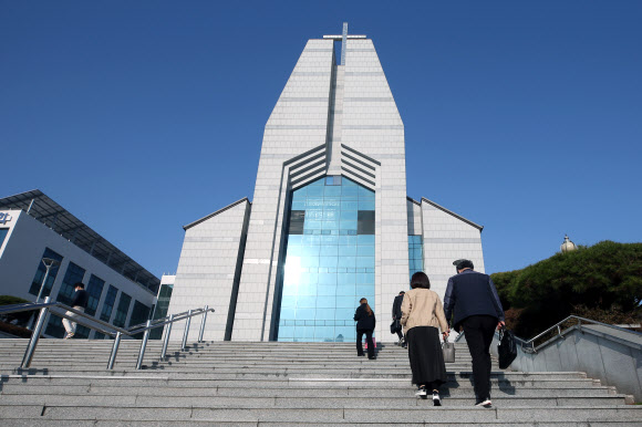 ‘코로나19’ 자제 호소에도 주일예배 강행