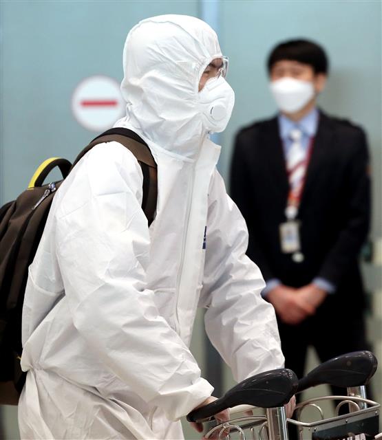 방호복 입고 입국한 외국인