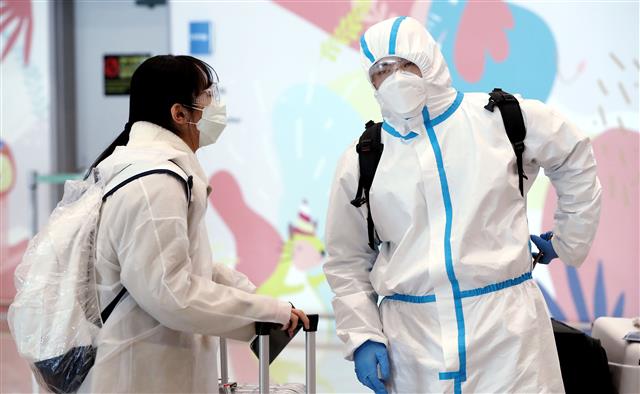 완전무장한 외국인 관광객들