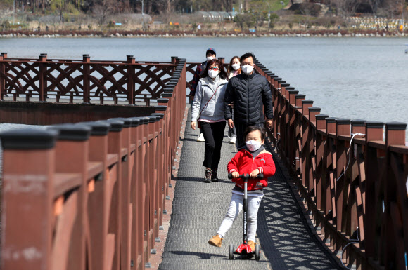 ‘마스크 쓰고 산책 즐겨요’