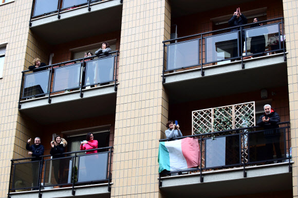 ‘코로나19 이동제한’ 이탈리아 주민들 노래로서로 응원