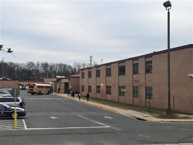 미국에서 코로나19가 무서운 속도로 확산하자 지난 12일(현지시간) 오후 버지니아주 페어팩스의 한 고등학교 학생들이 수업을 마치자마자 재빨리 학교를 빠져나가고 있다.
